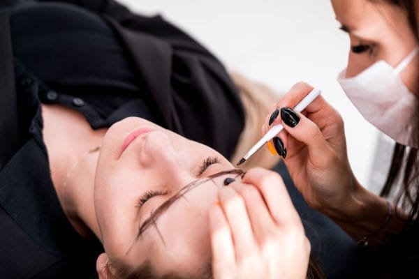 monosourcil chez la femme