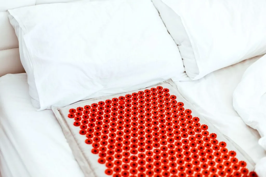 tapis d'acupression dans le lit