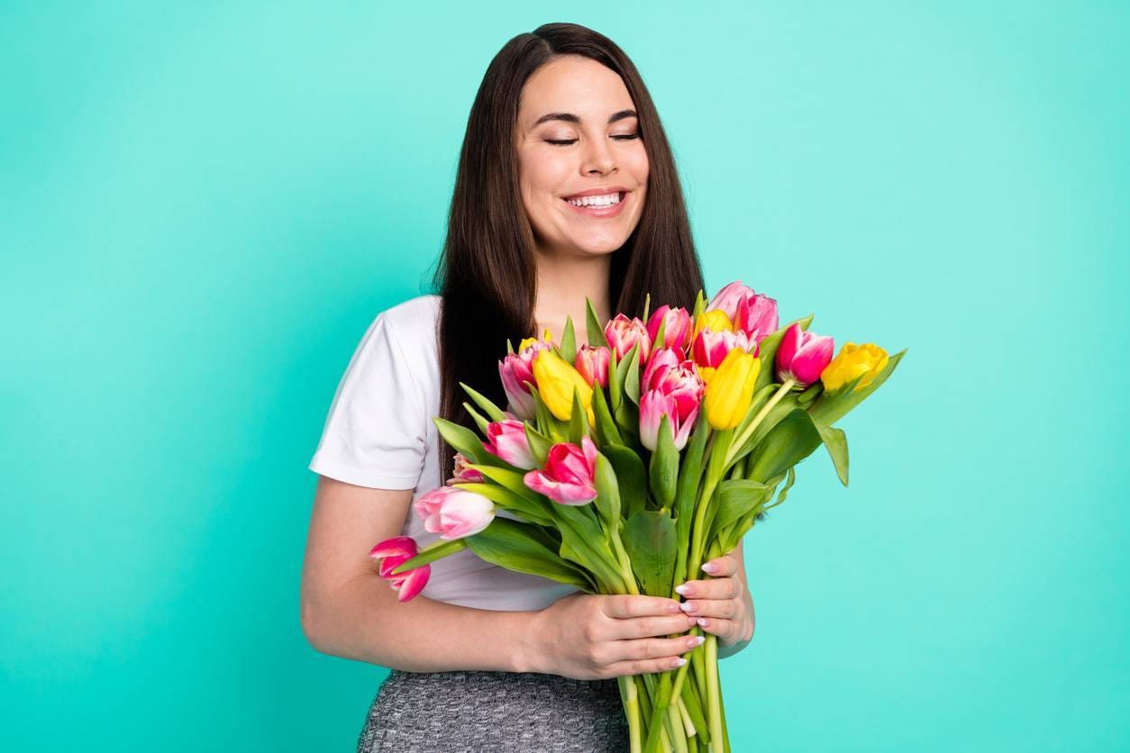 Femme avec joli bouquet de fleur