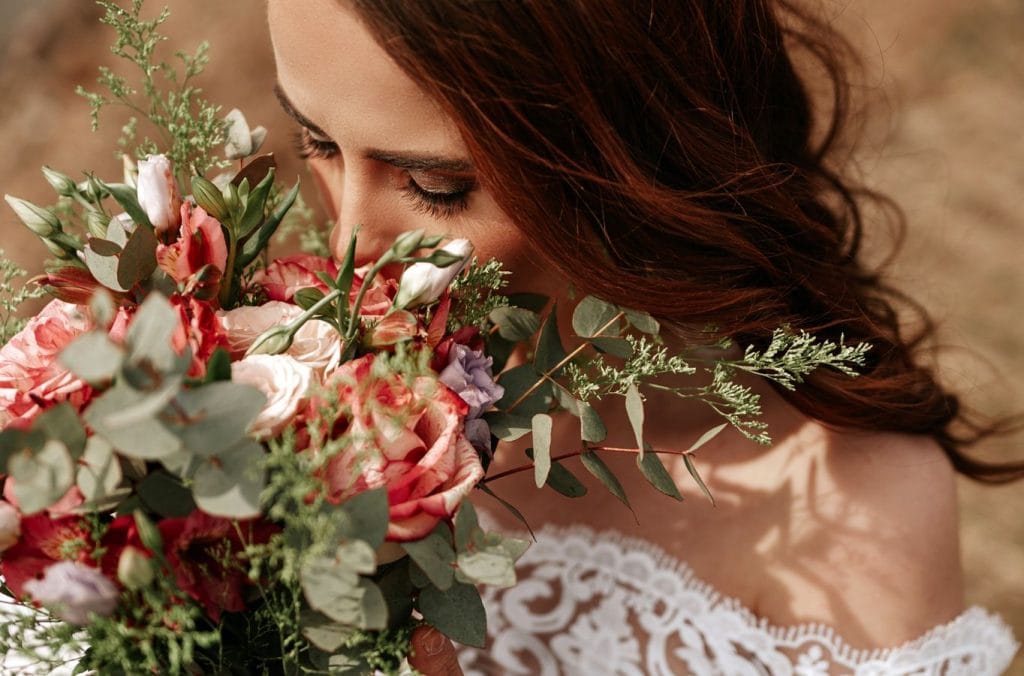 mariée sent fleur mariage