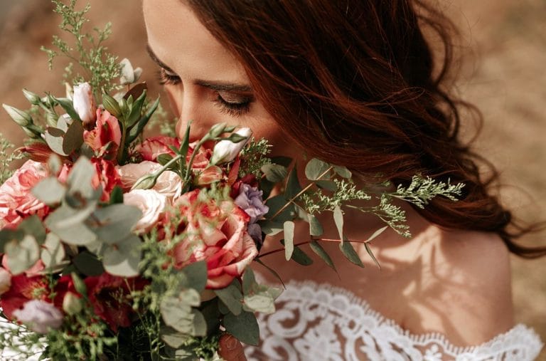 mariée sent fleur mariage