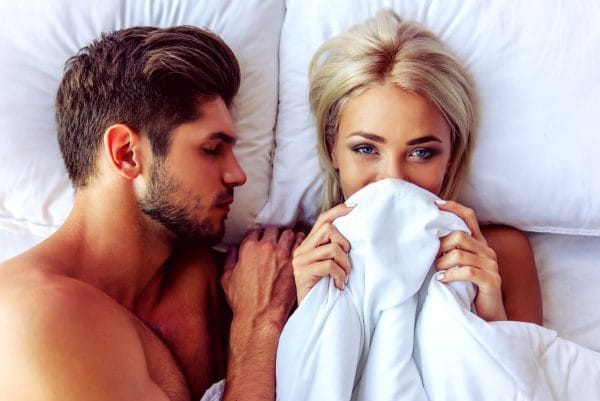 couple heureux lit