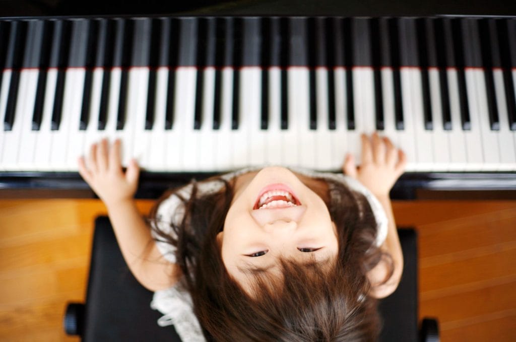 enfant heureux piano
