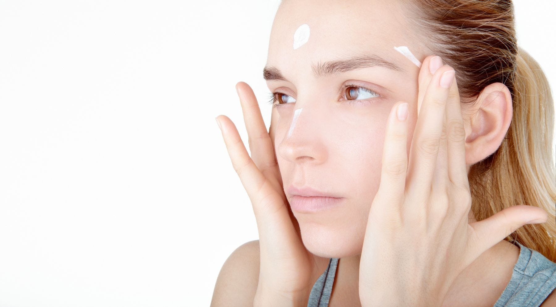 Conseils pour une peau moins grasse : découvrez comment retrouver un