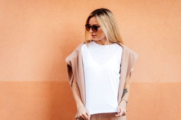 femme blonde avec un tshirt blanc et une veste chic