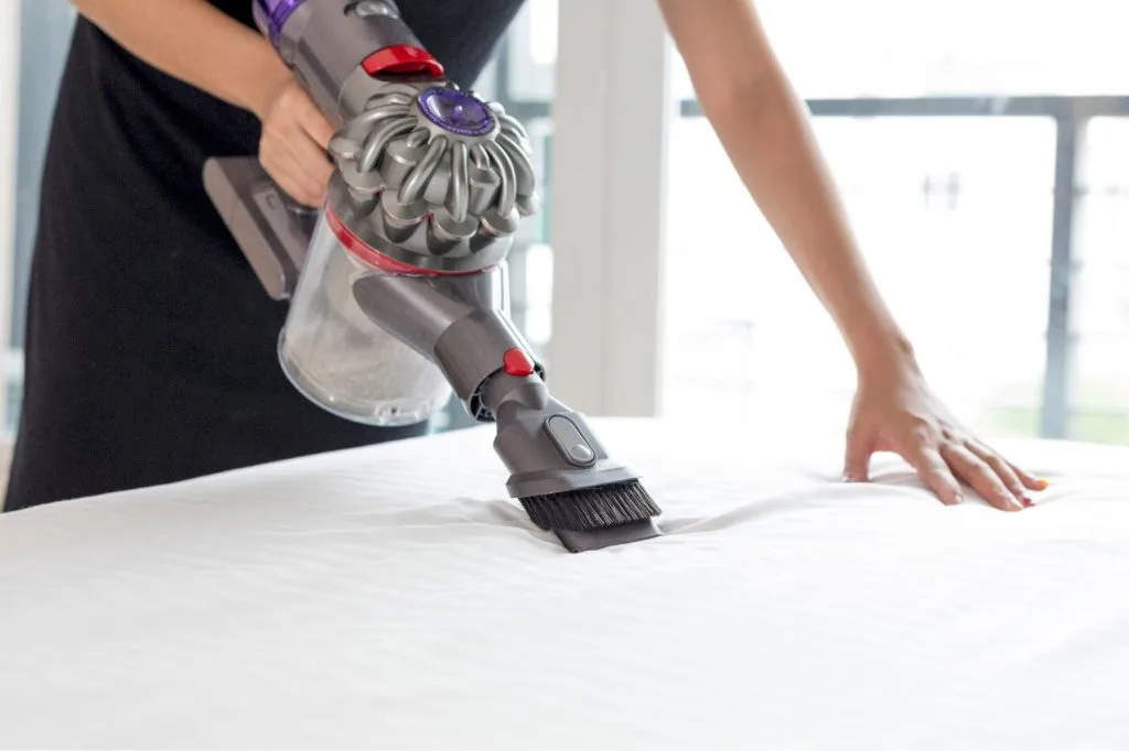 aspirateur sur le matelas pour enlever les puces