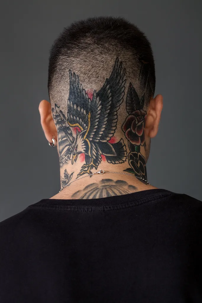 aigle tatoué dans le cou