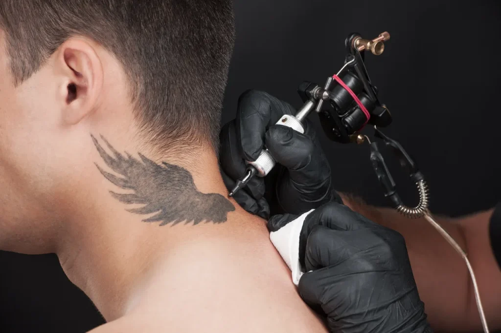tatouage d'ailes dans le cou