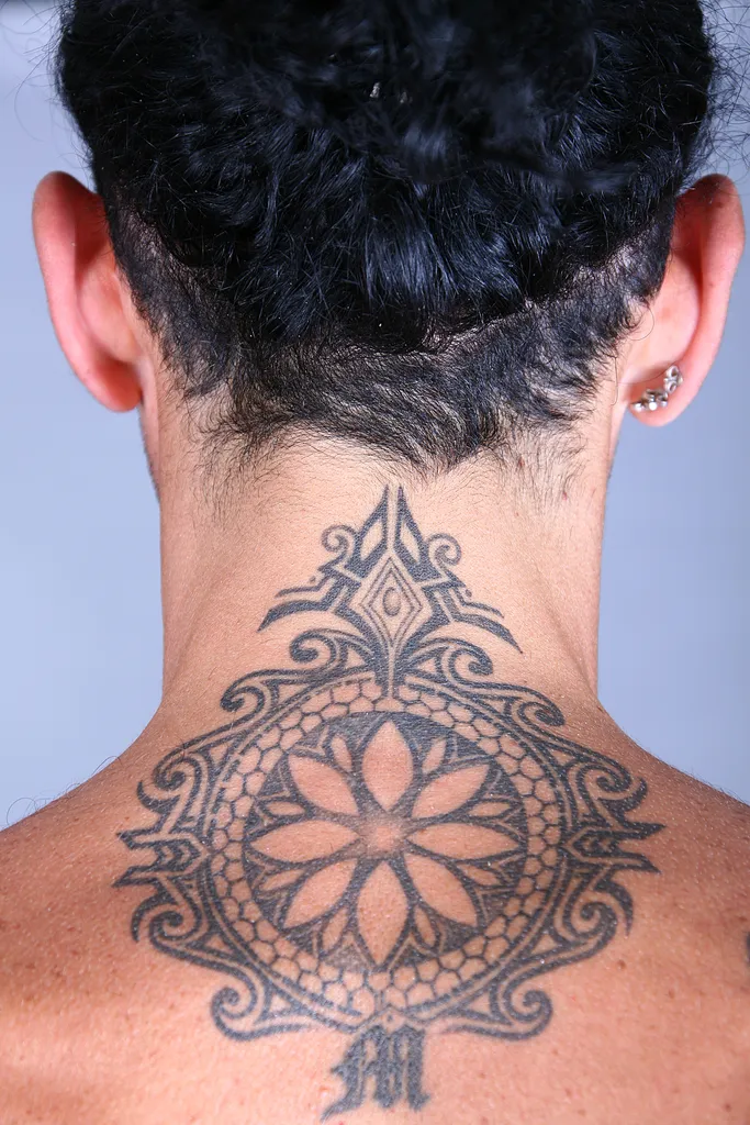 mandala et rosace tatoué dans le cou