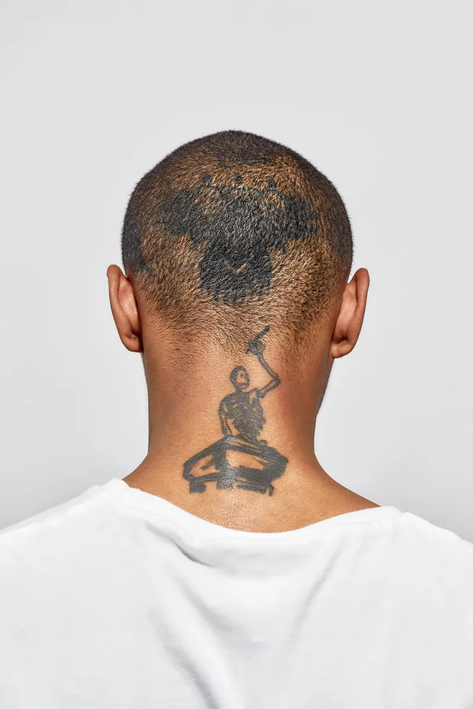 tatouage squelette dans le cou