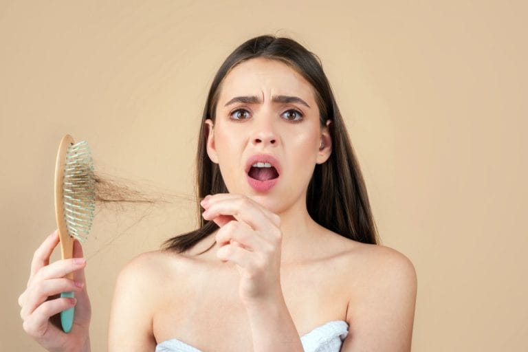 femme qui perd ses cheveux