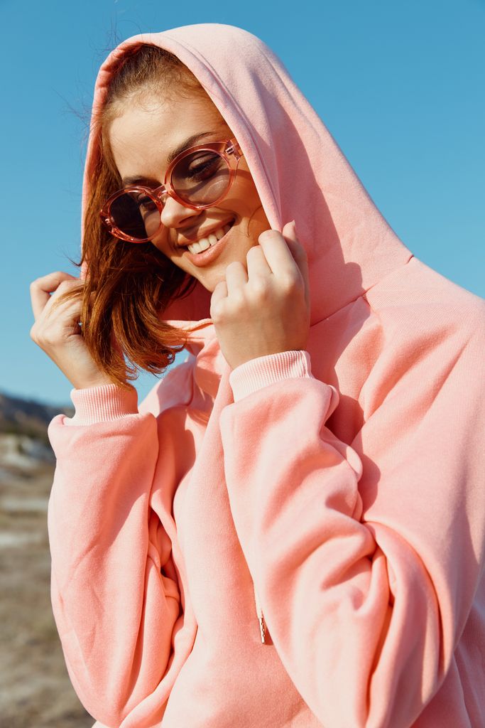 Femme élégante en sweat à capuche rose