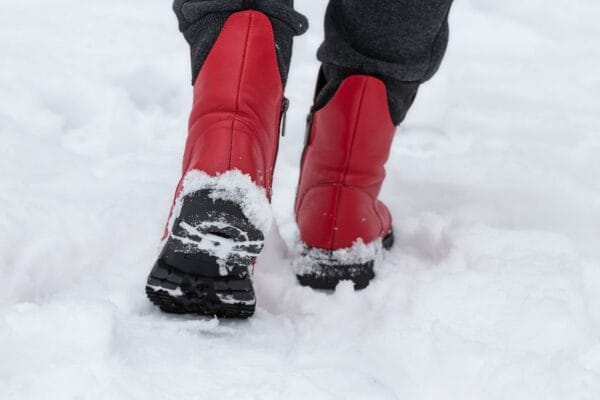 Bottes rouges pour femmes dans la neige