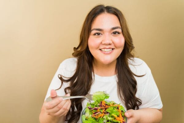 femme qui mange une salade