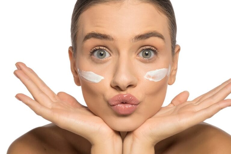 femme avec une creme hydratante sur les joues