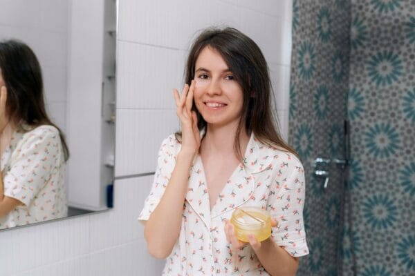 Femme qui pose de l'anti rides