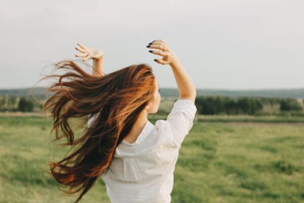 Femme qui a de beaux cheveux