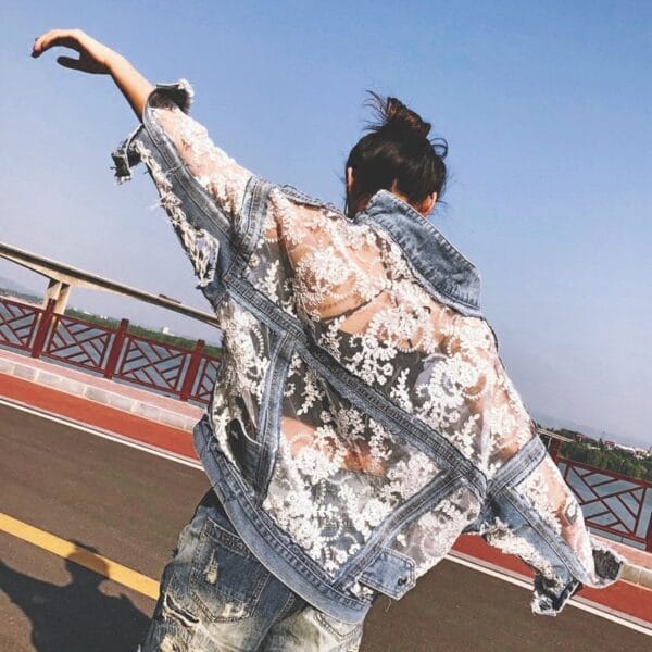 Veste en Jean Patchwork en Dentelle pour un Style Unique et Élégant – Image 9