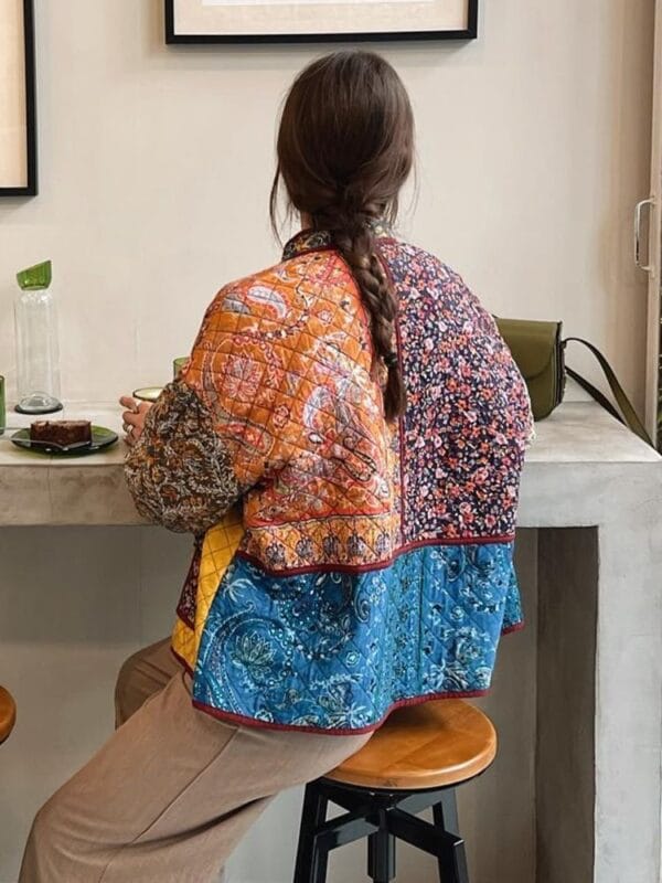 Veste Patchwork Ethnique Colorée avec Motifs Floraux et Géométriques – Image 5