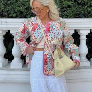 Veste Patchwork Élégante en Matériaux Variés avec Finitions Soignées