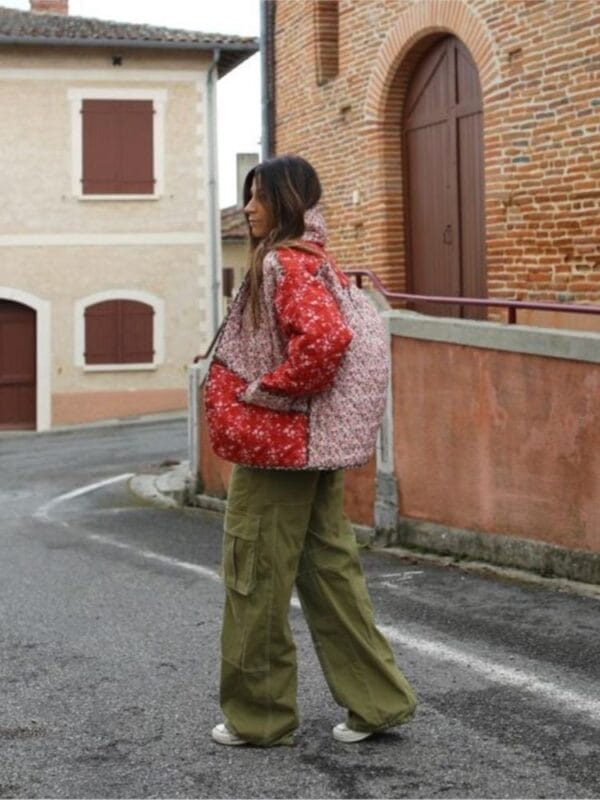 Veste Matelassé Patchwork Rouge Oversize avec Motif Floral et Texture Douce – Image 6