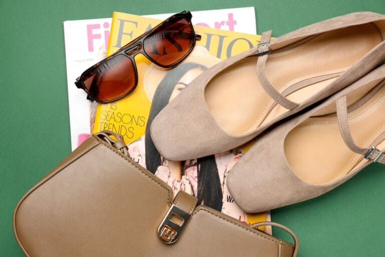 Paire de ballerines, magazines et accessoires sur fond vert, flat lay