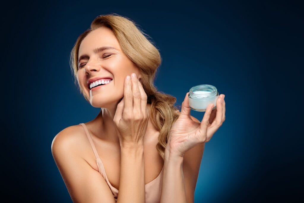 femme mature avec crème hydratante pour le visage