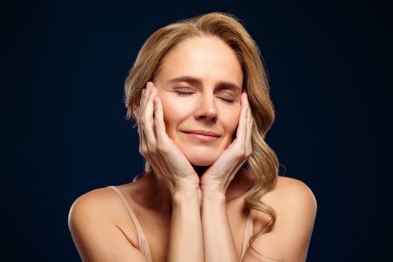 portrait d'une femme avec la peau mature avec peu de rides