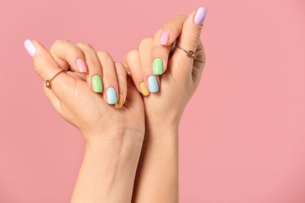 femme avec du vernis semi permanent