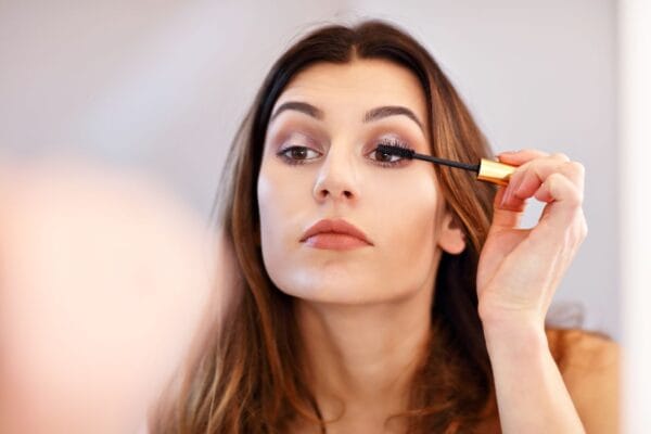 femme qui se met du mascara
