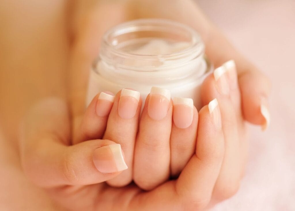 Crème hydratante pour biocicatrisation ancrée sur les ongles
