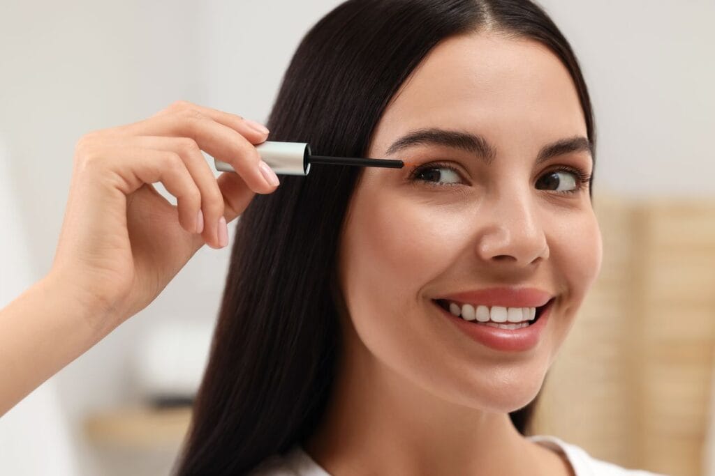 femme applique un serum sur les cils