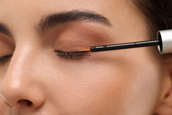 femme applique du serum sur les cils