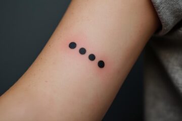 Tatouage trois points alignés : quelle est leur signification ?