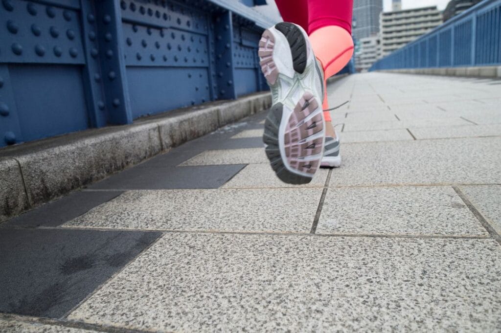 femme avec chaussures de running