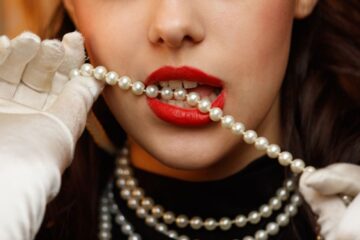 Comment porter un sautoir : longueurs, superpositions et idées de looks selon le décolleté