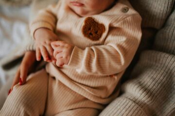 Quels vêtements inclure dans une liste de naissance vraiment utile