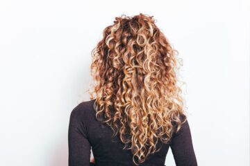 Comment j’ai transformé mes cheveux bouclés : ma routine simple pour dire adieu aux frisottis