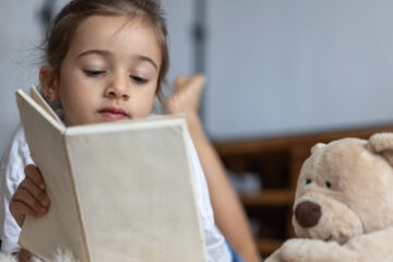Comment créer une routine de lecture en français pour un enfant expatrié ?