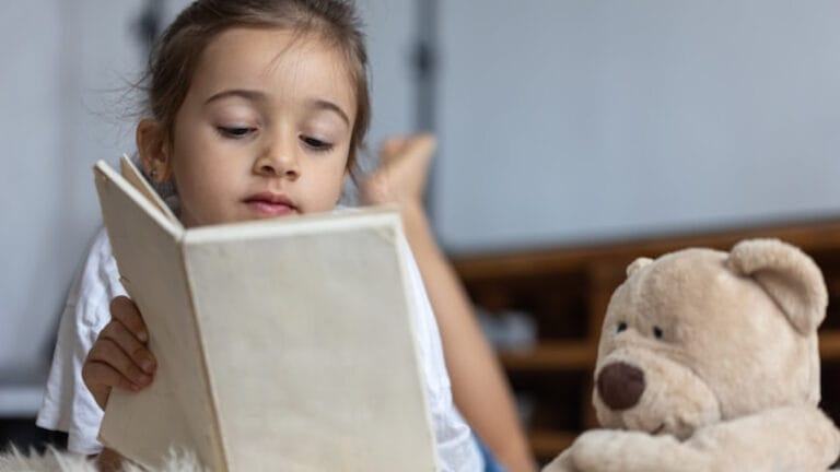 Comment créer une routine de lecture en français pour un enfant expatrié ?